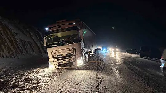 Yol buzlandı, tırlar makasladı