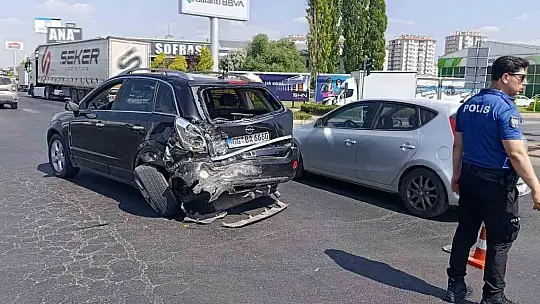 Yolcu minibüsü ile otomobil çarpıştı: 8 yaralı