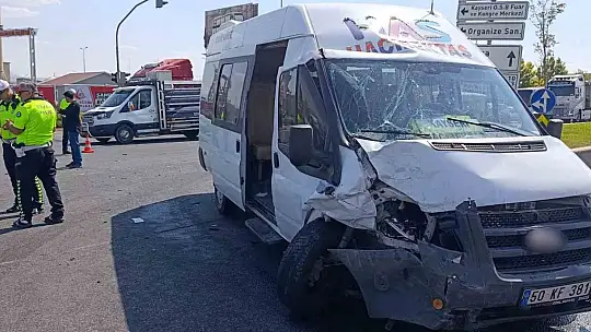 Yolcu minibüsü ile otomobil çarpıştı: 8 yaralı