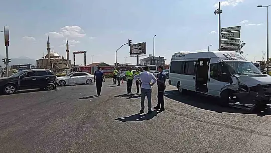 Yolcu minibüsü ile otomobil çarpıştı: 8 yaralı