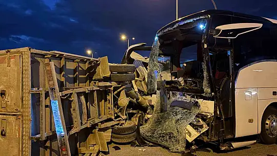Yolcu otobüsü ile kamyonet çarpıştı: 5 yaralı