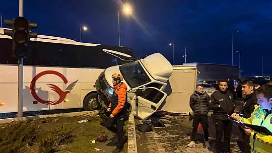 Yolcu otobüsü ile kamyonet çarpıştı: 5 yaralı