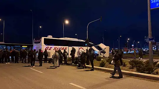 Yolcu otobüsü ile kamyonet çarpıştı: 5 yaralı