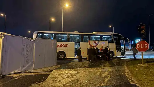 Yolcu otobüsü ile kamyonet çarpıştı: 5 yaralı