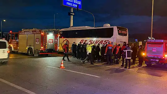 Yolcu otobüsü ile kamyonet çarpıştı: 5 yaralı