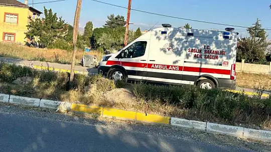 Yoldan çıkan otomobil, araziye girdi: 2 yaralı