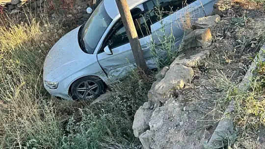 Yoldan çıkan otomobil, araziye girdi: 2 yaralı