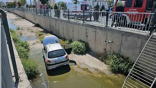 Yoldan çıkan otomobil sulama kanalına düştü