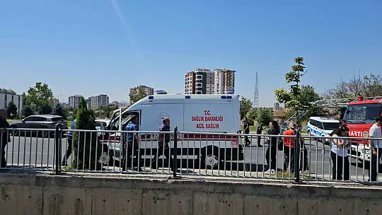 Yoldan çıkan otomobil sulama kanalına düştü