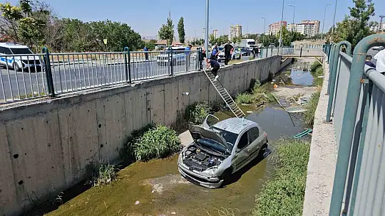 Yoldan çıkan otomobil sulama kanalına düştü
