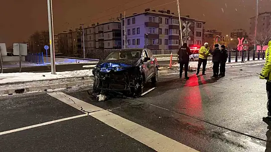 Yük treniyle çarpışan SUV aracın sürücüsü yara almadan kurtuldu