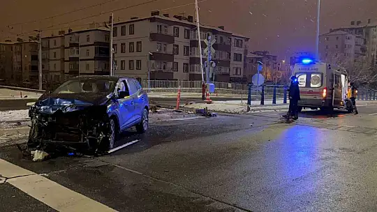 Yük treniyle çarpışan SUV aracın sürücüsü yara almadan kurtuldu