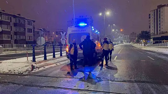 Yük treniyle çarpışan SUV aracın sürücüsü yara almadan kurtuldu