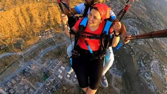 Yürüme engelli kadının hayali gerçek oldu, özgürlüğe uçarak kavuştu