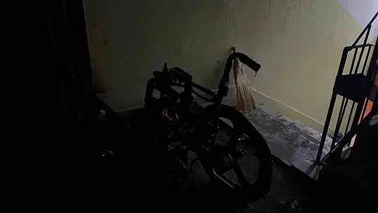 Yürümekte zorluk çeken babasının tekerlekli sandalyesini ateşe verdi