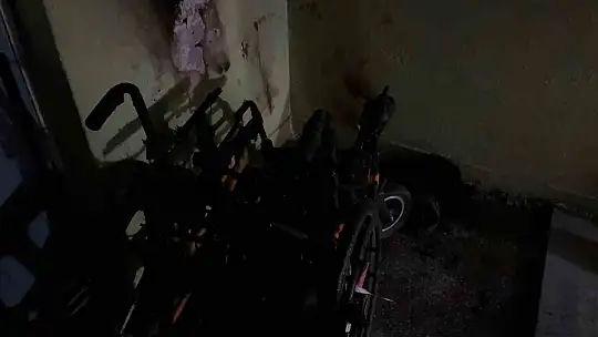 Yürümekte zorluk çeken babasının tekerlekli sandalyesini ateşe verdi