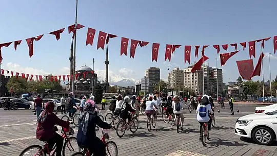 Yüzlerce anne Anneler Günü'nde pedalladı