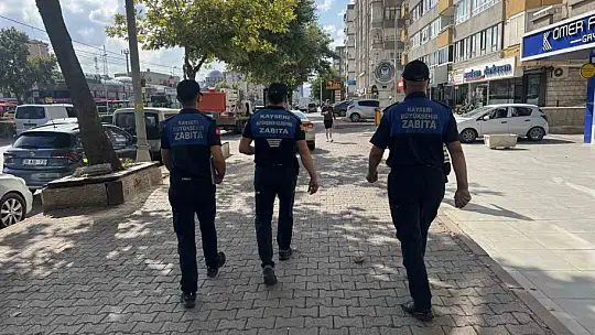 Zabıtadan yaya yoluna park eden araç ve sürücülerine denetim