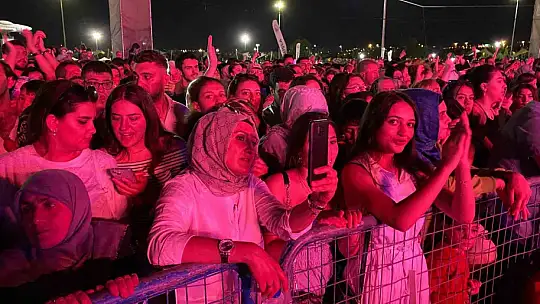 Zara Kayseri'de vatandaşları coşturdu