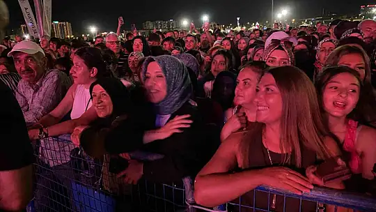 Zara Kayseri'de vatandaşları coşturdu