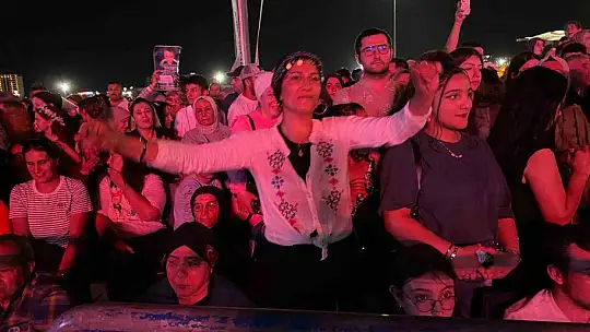 Zara Kayseri'de vatandaşları coşturdu