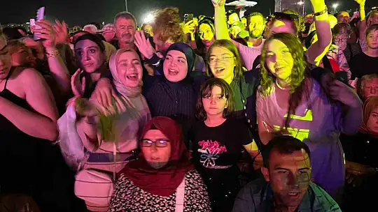 Zara Kayseri'de vatandaşları coşturdu