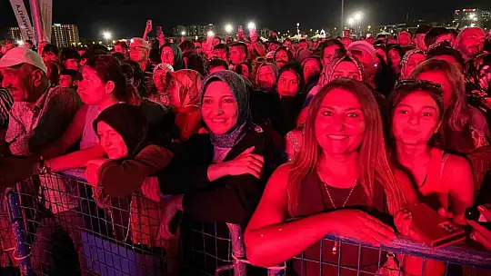 Zara Kayseri'de vatandaşları coşturdu