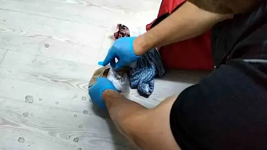 Zehir tacirleri polisten kaçamadı