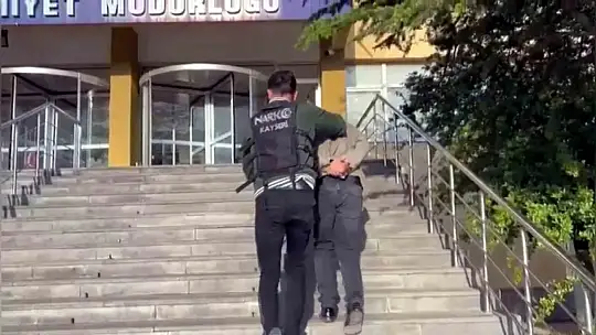 Zehir tacirleri polisten kaçamadı