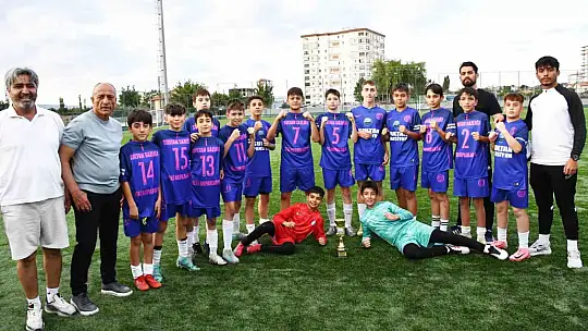 Zeki Akparlar FK, U12 Liginde de şampiyon oldu