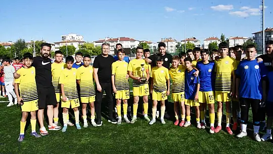 Zeki Akparlar FK, U13 Liginde şampiyon oldu