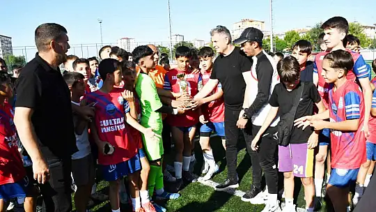 Zeki Akparlar FK, U13 Liginde şampiyon oldu