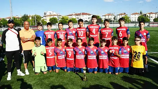 Zeki Akparlar FK, U13 Liginde şampiyon oldu