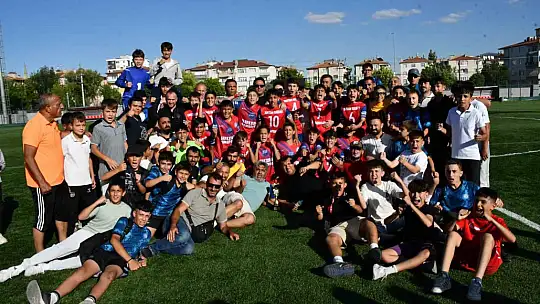 Zeki Akparlar FK, U13 Liginde şampiyon oldu