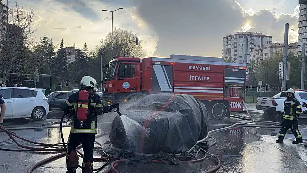Alev alan elektrikli otomobil yangın battaniyesiyle söndürüldü