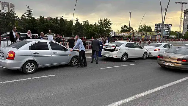 Alt geçit girişinde 4 otomobil çarpıştı: 2 yaralı