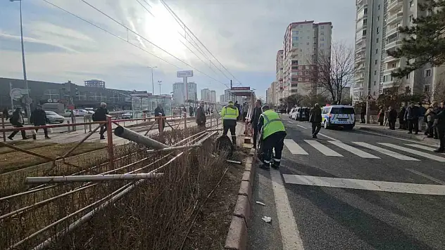 Araç refüjde bekleyen yayaların arasına daldı: 3 yaralı