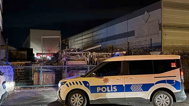 Atık maddeler alev aldı, fabrikaya sıçrayan yangın büyümeden söndürüldü