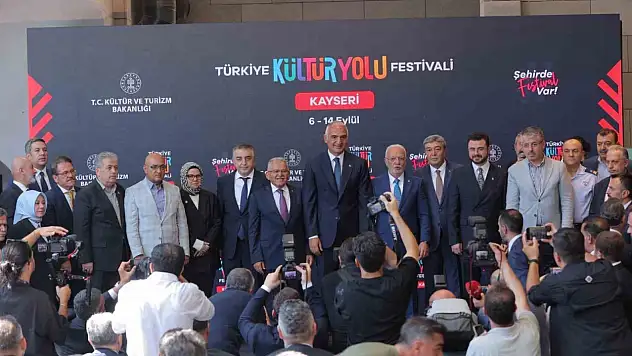 Bakan Ersoy: 'Silahların değil, şarkıların, türkülerin sesinin çıkmasını istiyoruz'