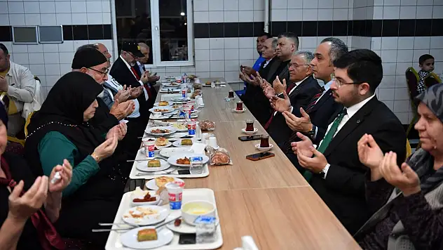 Başkan Büyükkılıç, Cumhurbaşkanı ile bayramlaştı, 'iftara 5 kala' programına ve huzurevi gönül sofrasına katıldı