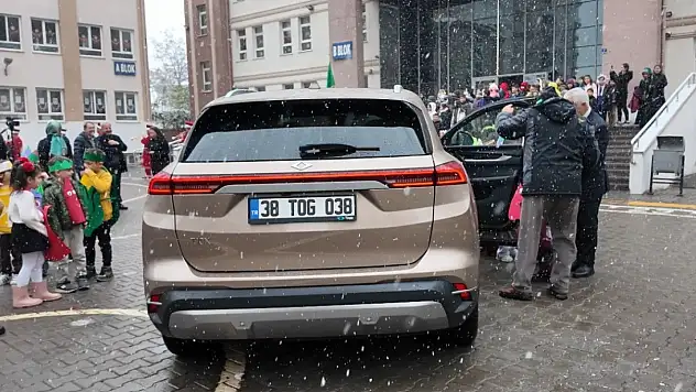 Başkan Büyükkılıç'ın Togg'u, Yerli Malı Haftası'nda öğrencilerle buluştu
