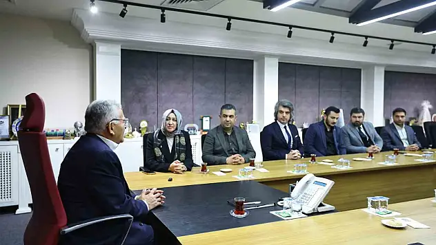 Başkan Büyükkılıç, Kayseri'nin ilk kadın ilçe başkanı Kahraman ve yönetimini ağırladı