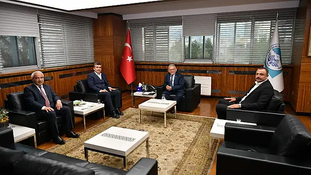 Başkan Büyükkılıç, kente katkı sağlayan misafirlerini makamında ağırladı