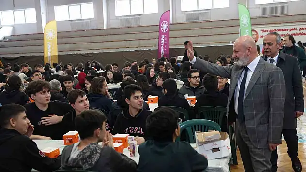 Başkan Çolakbayrakdar: 'Güçlü Türkiye'nin temeli gençlerimizdir'