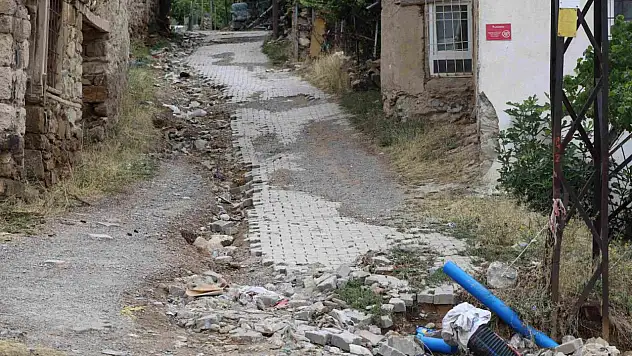 Başkan Öztürk, Derebağ Mahallesi'nde incelemelerde bulundu