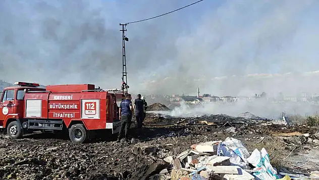 Boş arazide çıkan atık yangını söndürüldü
