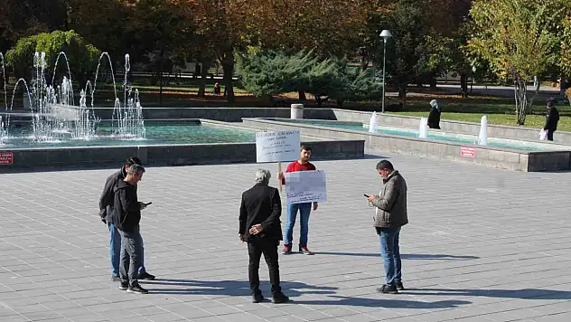 Boşanmak isteyen şahıstan tek kişilik eylem