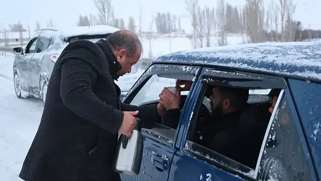 Bünyan Belediyesi kar mesaisindekilerin içini ısıttı