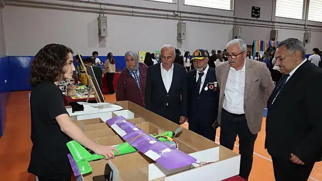 Bünyan Fen Lisesi'nde düzenlenen TÜBİTAK Bilim Fuarı'na yoğun ilgi