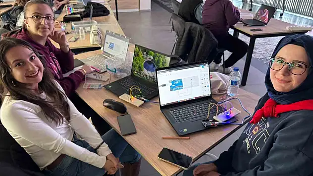 Büyükşehir'in Bilişim Akademisi'nden öğretmen adaylarına robotik kodlama eğitimi